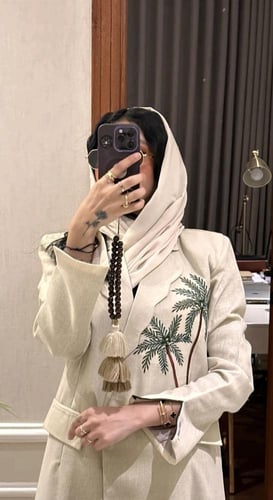 عباية نجديه بتطريز شكل نخله