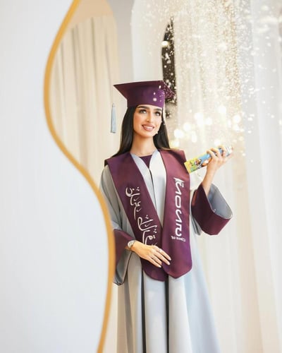 عبايه تخرج 2025 بالاسم والعبارة وسنة التخرج وشعار...