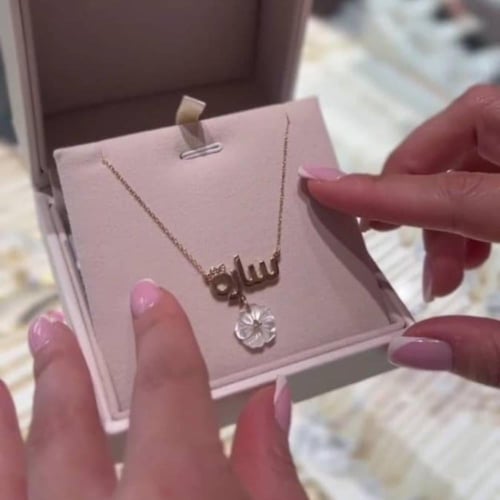 سلسال الوردة بتصميم ناعم