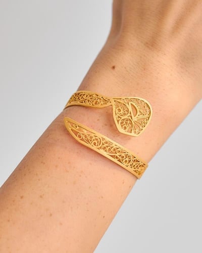 اسواره بتصميم الخط العربي مطلي بالذهب