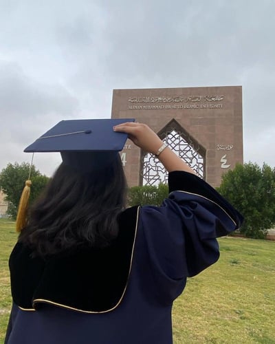 عبايه تخرج 2025 بالاسم والعبارة وسنة التخرج وشعار...