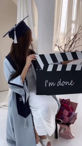 عبايه تخرج 2025 بالاسم والعبارة وسنة التخرج وشعار...