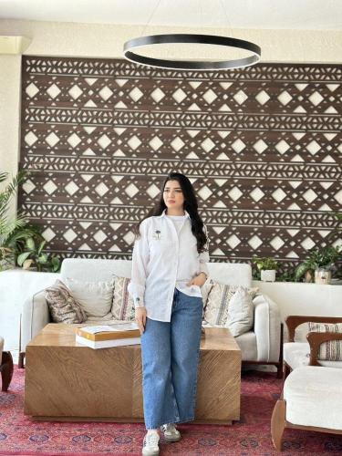 قميص كتان اليوم الوطني- بتطريز شعار سيفين ونخله