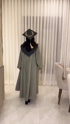 عباية تخرج أنيقة للبنات - دفعة 2025 مع وشاح وكاب م...