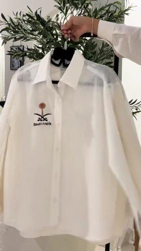 قميص كتان اليوم الوطني- بتطريز شعار سيفين ونخله