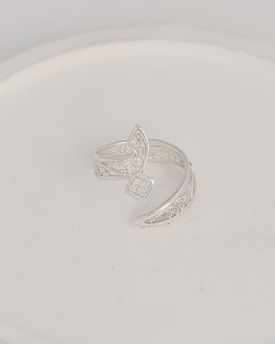 اسواره بتصميم الخط العربي مطلي بالذهب