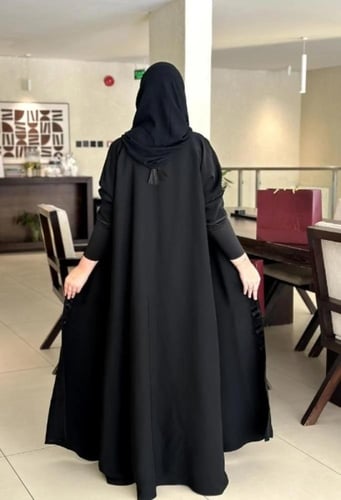 عباية انيقه باللون الأسود