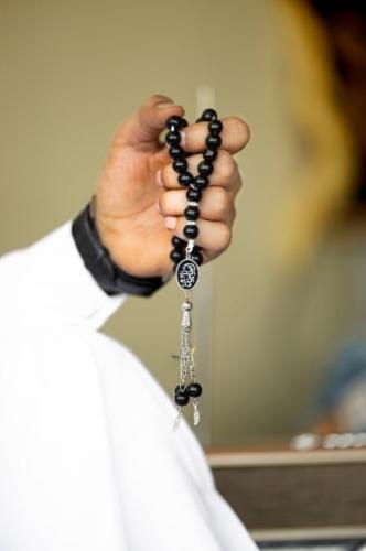 سبحه بالاسم نقش على حجر طبيعي اللون فضي