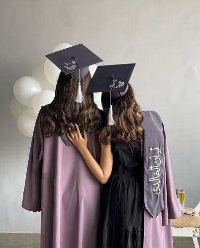 عبايه تخرج 2025 بالاسم والعبارة وسنة التخرج وشعار...