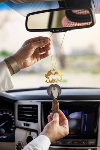 تعليقة سيارة بصورة من متجر شمل