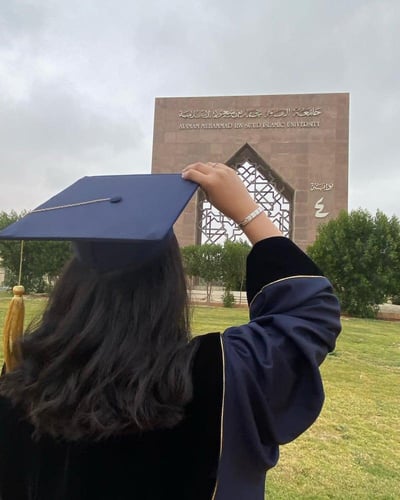 عبايه تخرج 2025 بالاسم والعبارة وسنة التخرج وشعار...