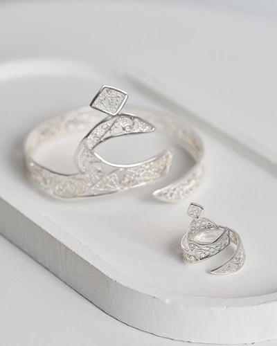 اسواره بتصميم الخط العربي مطلي بالذهب