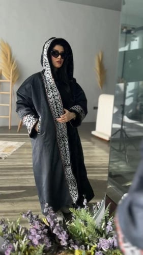 فروه أنيقة مطرزه بالسدو الاحمر