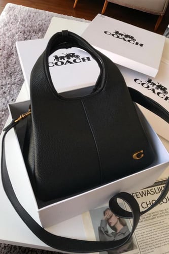 شنطة كوتش لانا - اسود لوقو ذهبي M