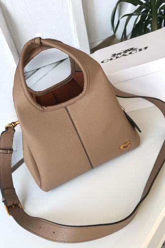 شنطة كوتش لانا - بيج لوقو ذهبي M