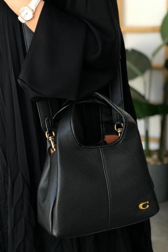 شنطة كوتش لانا - اسود لوقو ذهبي M