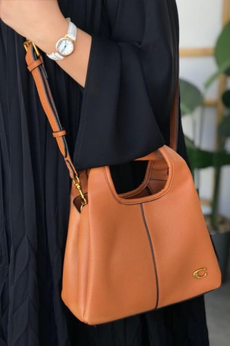 شنطة كوتش لانا - بني جملي لوقو ذهبي M