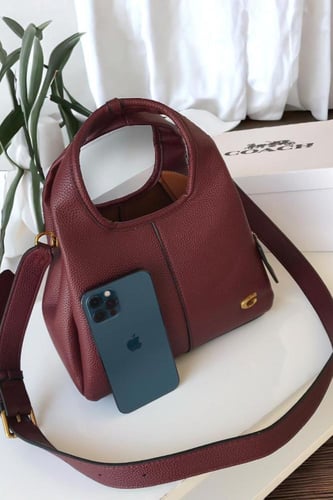 شنطة كوتش لانا - عنابي لوقو ذهبي M