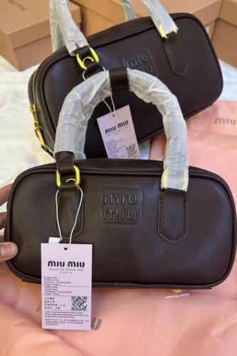 شنطة ميو ميو - بني غامق كامل