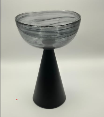 تقديمة زجاجية بقاعدة سوداء