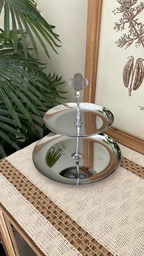 تقديمة مكسرات بمسكة ستيل فضية ثلاثية