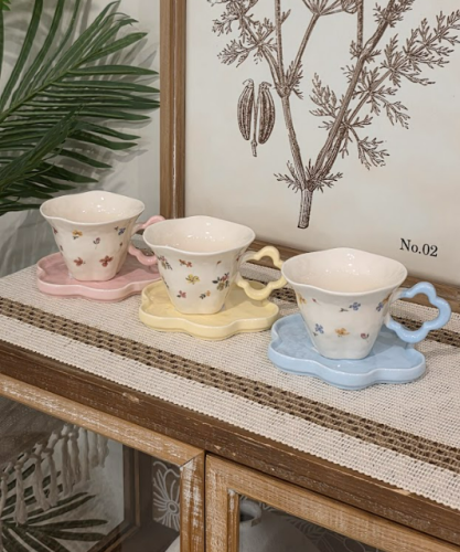 كوب مع حامل بأشكال جميله