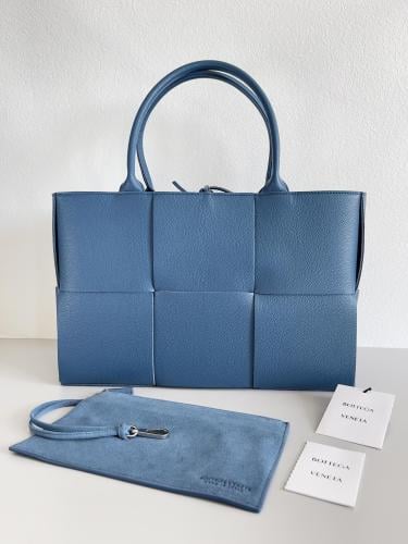 Bottega Medium Arco Tote Bag