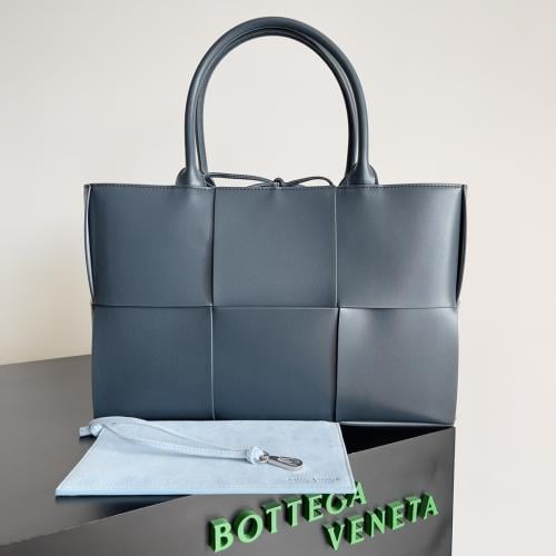 Bottega Medium Arco Tote Bag