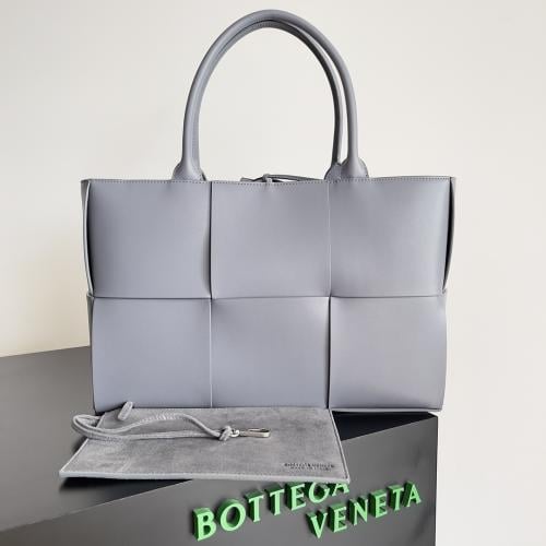 Bottega Medium Arco Tote Bag