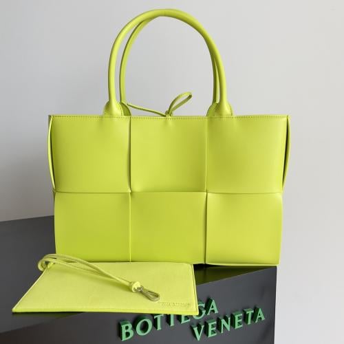 Bottega Medium Arco Tote Bag