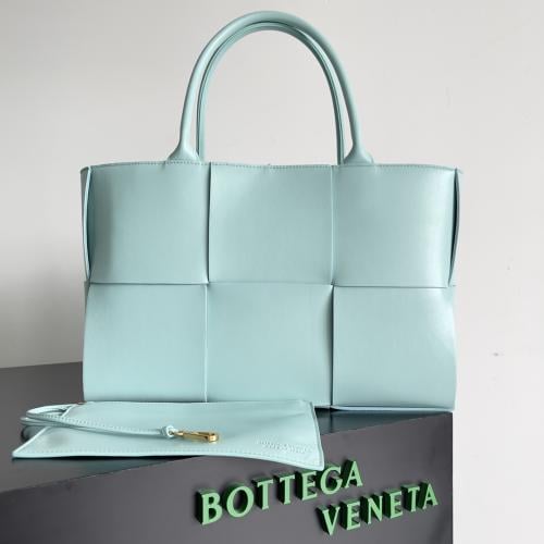 Bottega Medium Arco Tote Bag