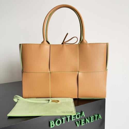 Bottega Medium Arco Tote Bag