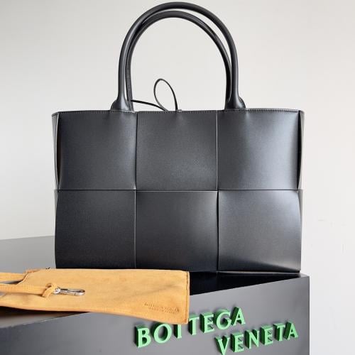 Bottega Medium Arco Tote Bag