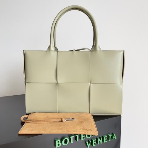 Bottega Medium Arco Tote Bag