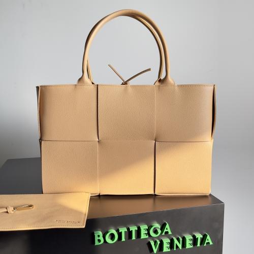 Bottega Medium Arco Tote Bag