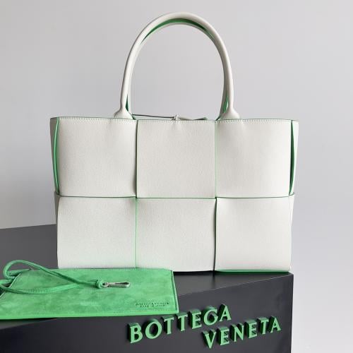 Bottega Medium Arco Tote Bag