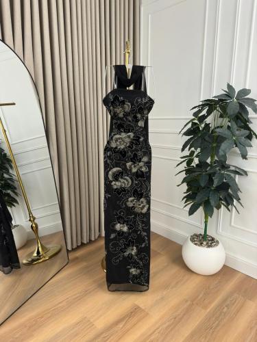 فستان سهره بتطريزاته الذهبية الفاخرة