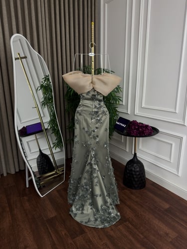 فستان سهرة لامع بالزهور الفضية