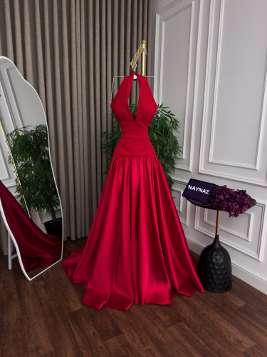 فستان سهرة بتصميمه الجريء والراقي