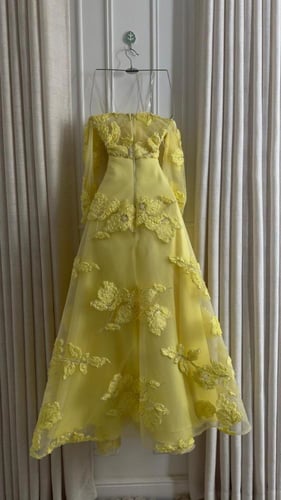 فستان سهرة ليموني بنعومة الورد