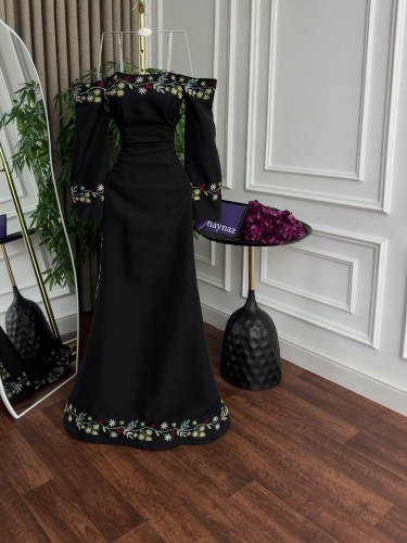 فستان ناعم بتطريز مورد