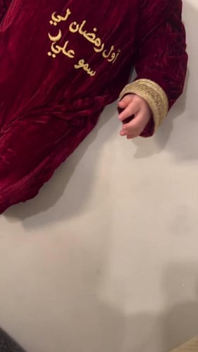 بربتوز مخملي – طراز تراثي ملكي (تطريز ذهبي مخصص)