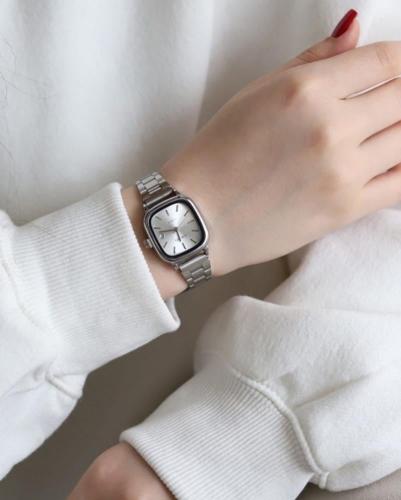 ساعة كاسيو نسائي فضي