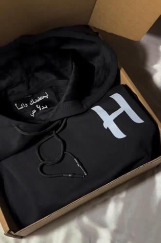 هودي باتمان مع باقة ورد حسب الطلب