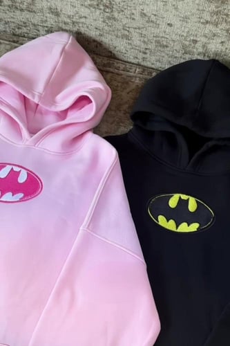 هودي باتمان مع باقة ورد حسب الطلب