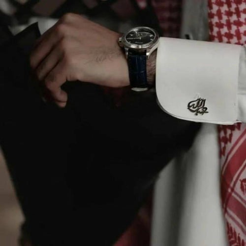 كبك رجالي فضي بزخارف كلاسيكية بالاسم