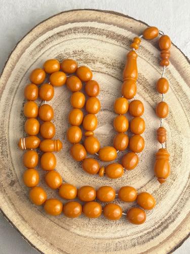 مسباح مسكي معه قطعه من الخام وشاهد عدد الخرز ٤٥ ال...