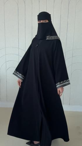 عباية ملكية بتصميم أنيق وأكمام ملفة مطرزة