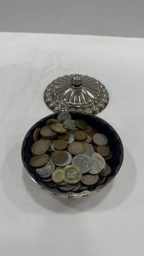 علبة مليئة بالعملات