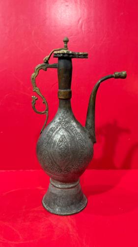 إبريق نحاس منقوش